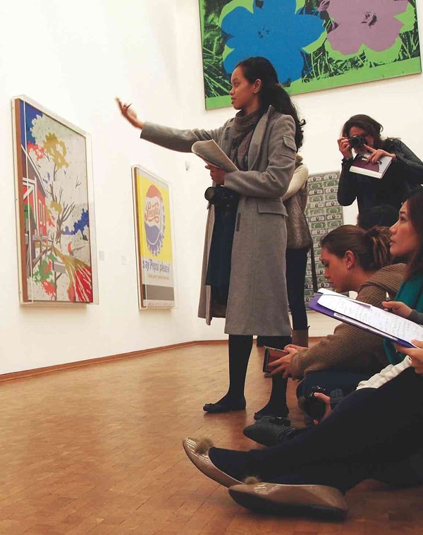 Étudiants du Bachelor Marché de l’art de l’IESA en immersion lors d’une foire d’art contemporaine